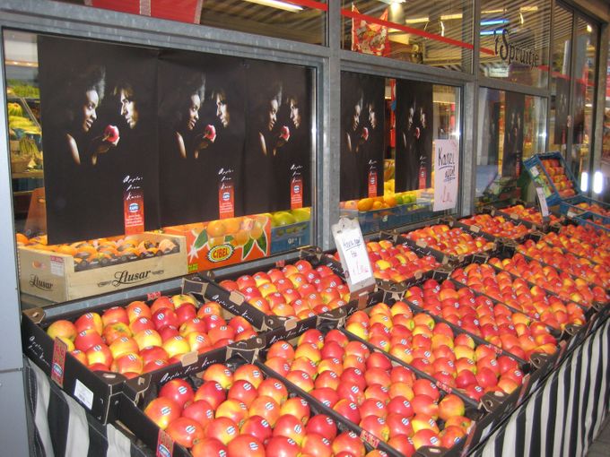 Ons advies is aan alle winkeliers en marktkramers om deze Kanzi appel die in België is geboren voldoende ruimte en aandacht te geven. Verkoop hem gerust ook los naast de Pink Lady en de Jonagold. Dit kan want iedere appel heeft een kleine sticker.









