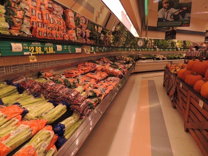 De afdeling fruit en groenten krijgt zeer veel ruimte in de winkels.
