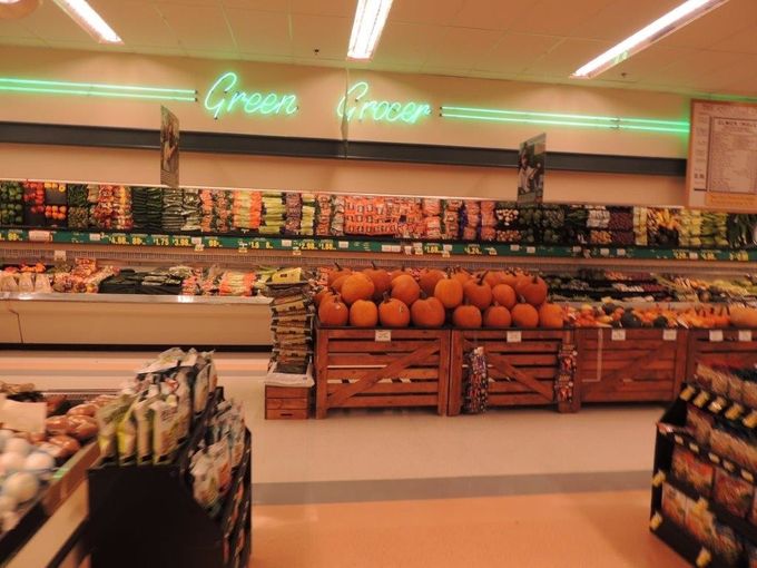 Foto's van supermarkt in North Carolina USA.In de fruit en groenten afdeling veel ruimte voor de klant. Zeer brede gangen.