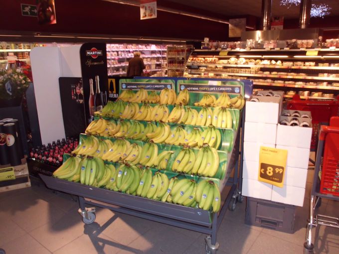 Verzorgde presentatie van Bananen tijdens de feestperiode in Delhaize supermarkt.