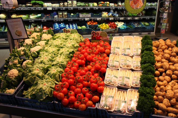 Flandria tomaten in een knappe presentatie met Flandria asperges en Kropsla in Alvo supermarkt. Dit doet de klant goesting krijgen. 