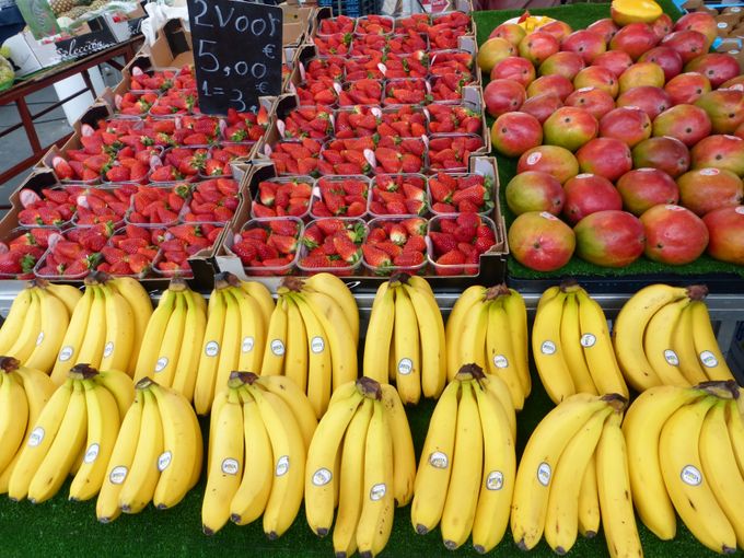 Mooie kleurcombinatie op de markt met rijpe bananen.