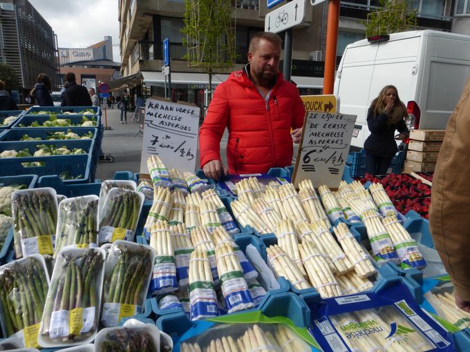 Vandeplas duidelijk in zijn sas met de lekkere Belgische asperges op de markt in Koksijde.