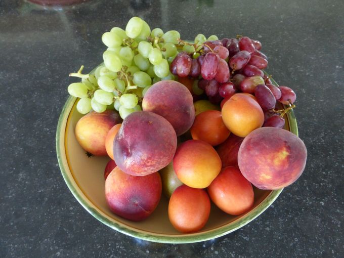 Een mooie fruitkom in huis met lekker zomerfruit doet het verbruik van fruit in het gezin en dus ook in uw winkel stijgen. Misschien een tip om regelmatig eens een mooie fruitkom in uw winkel te zetten.