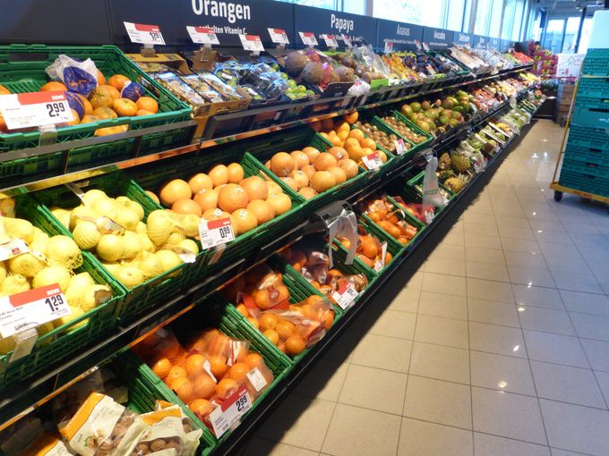 Zeer ruime afdeling voor fruit in supermarkt.