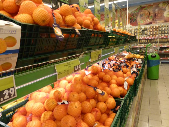 Presentatie van appelsienen in supermarkt.