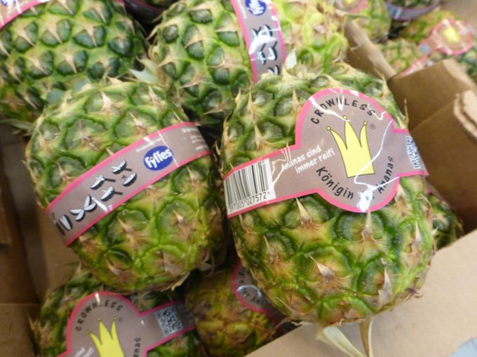 Ananas zonder kroon. Dit is nieuw voor ons. Gezien in Duitse supermarkt.