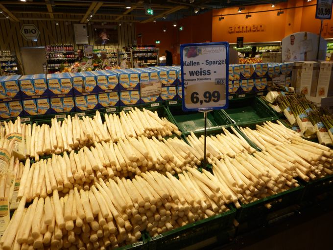 Massa presentatie van asperges in supermarkt.