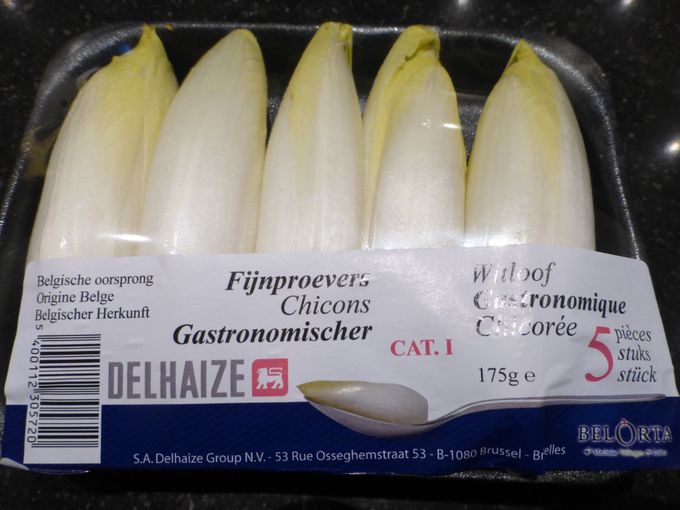 Fijn en wit fijnproeverswitloof gekocht bij Delhaize  wk45.
5 fijne kropjes voor 175gr.Verpakt voor Delhaize door Belorta.
