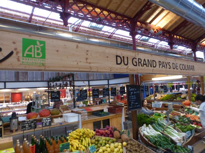 Prachtige kwaliteit en mooi assortiment Bio fruit en groenten op de markt in Colmar. 