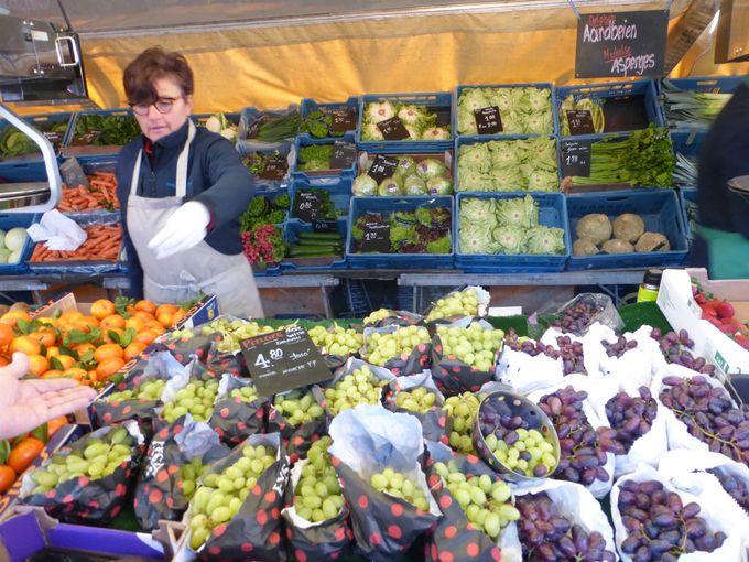 Mooie kwaliteit en  presentatie ingevoerde druiven op de markt in Sint-Niklaas. wk11/04