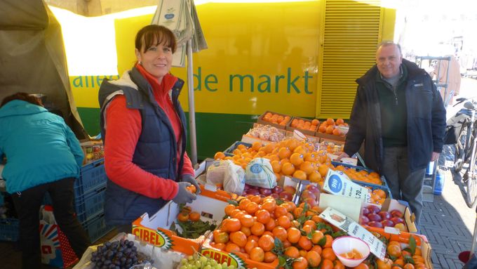 Stielkennis in fruit en groenten bij vader en dochter op de markt in Sint-Niklaas.wk11/04
