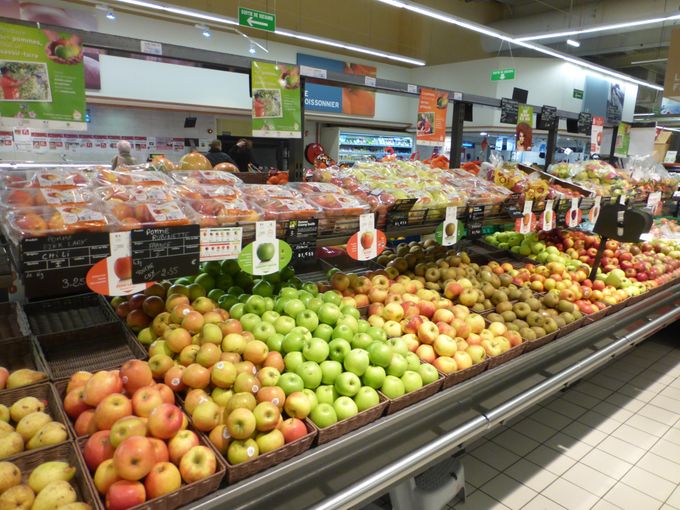 Aantrekkelijke kleuren in appelen in Franse supermarkt System U in de Elzas.