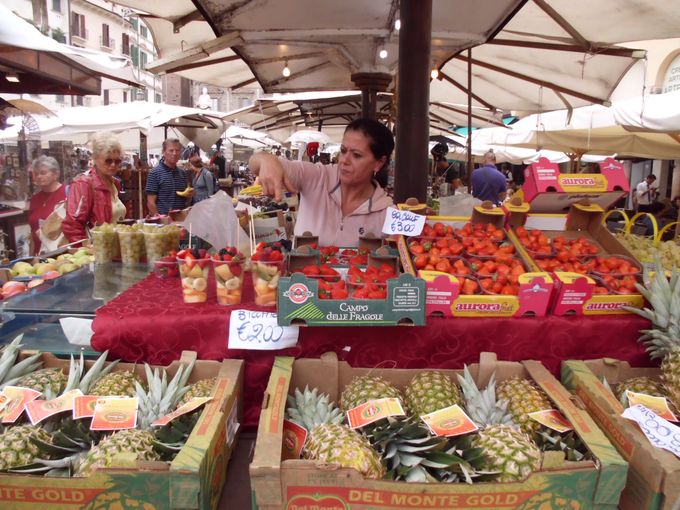 Aardbeien een dankbaar product om in kleur mee te combineren.
Hier op de markt in Venezië.