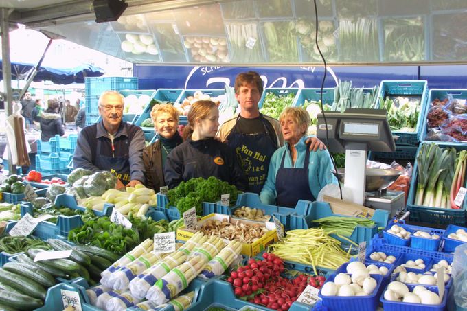 Familie Van Hal met mooie asperges op de markt in Antwerpen.