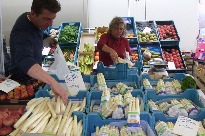 De ruimste keuze in asperges vind je als verbruiker op de markten zoals hier in Antwerpen.