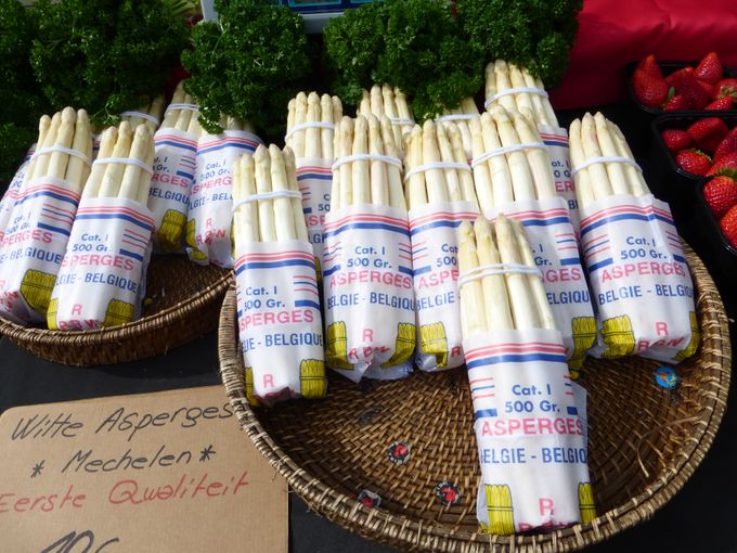 Presentatie van asperges op de markt.