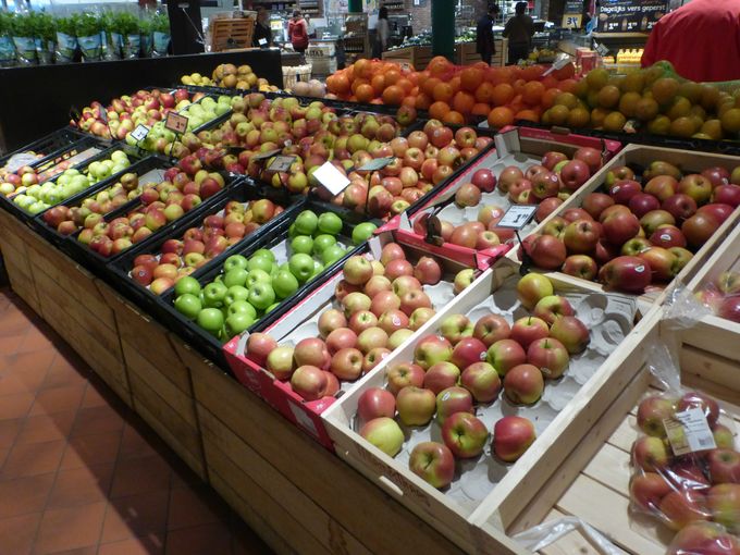 Ruime presentatie van appelen bij Jumbo in Nederland.
De klant kan zelf kiezen uit meerdere soorten. 