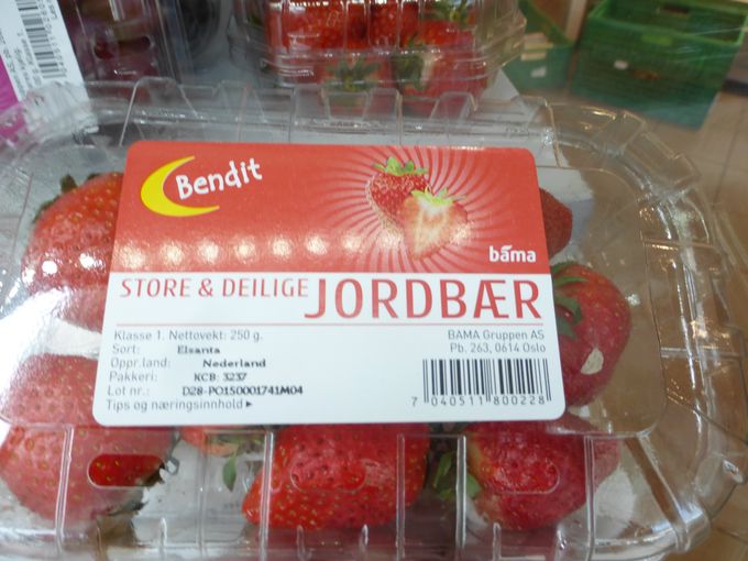 Aardbeien uit Nederland verpakt door of voor BAMA een belangrijke importeur voor fruit en groenten.
