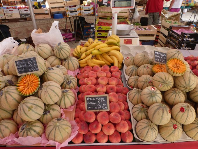 Knappe presentatie van meloenen gezien op de markt in Frankrijk in juni. Ze geven hier veel aandacht aan de presentatie.