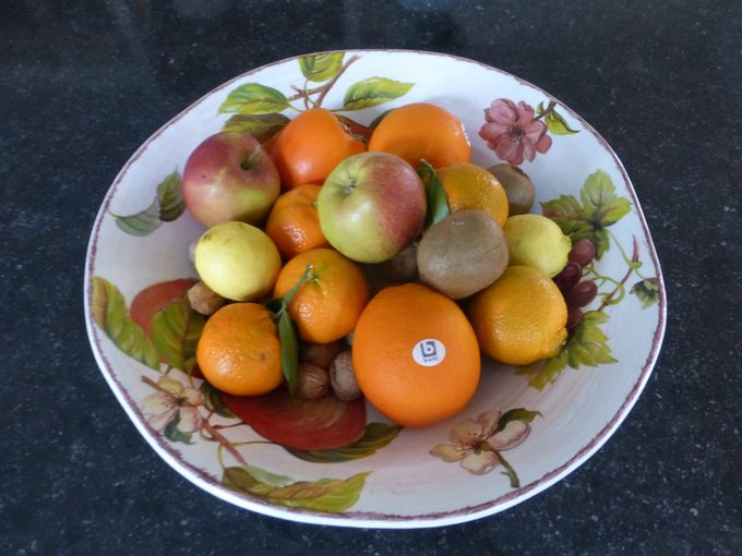 Een mooie fruitschaal op tafel doet het verbruik van fruit toenemen.
