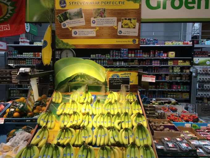 Knappe presentatie van Chiquita bananen met automatische bevochtiging in de toenmalige Spar te Antwerpen.wk15/16
