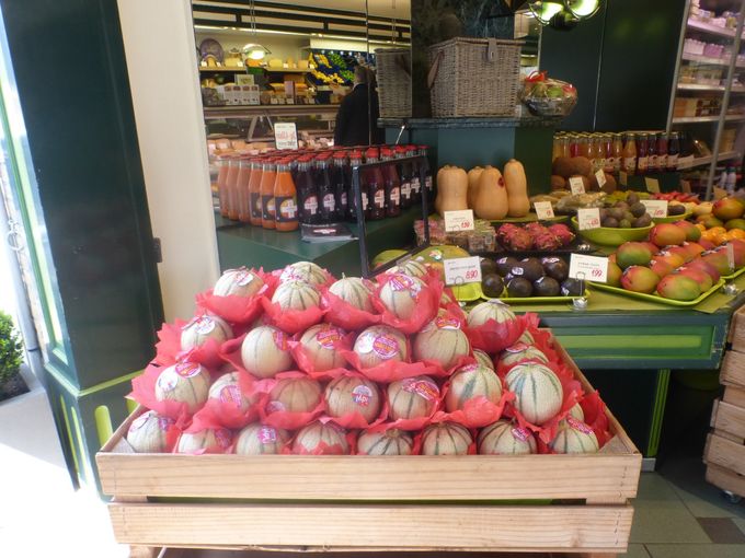 Knappe presentatie met meloenen bij t' winkeltje te Veurne wk16/16