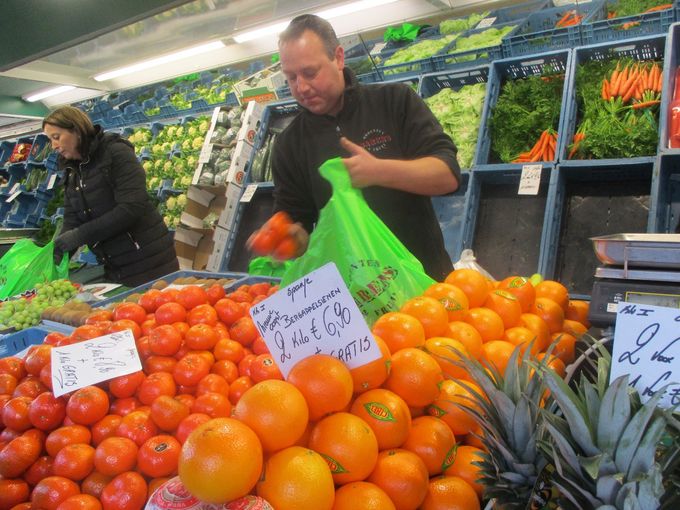 Verzorgde presentatie van citrus bij Sarens op de markt in Wemmel. wk03/17