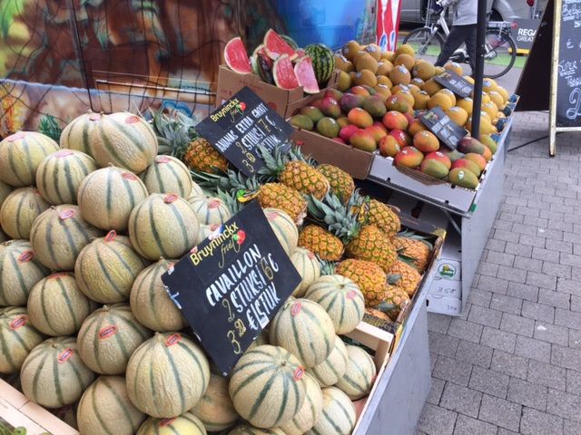 Mooie meloenen bij Bruynickx op de markt in Leuven. Dit is een goede manier van presenteren. Mooi fruit dat komt uit zijn kist gekropen. Dit spreekt de klant aan.