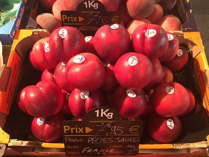 Onze ervaring is dat we  in Frankrijk op het einde vh seizoen ( week37) steenfruit vinden van een kwalitatiever hoger niveau dan het Spaanse steenfruit. Blijkbaar zijn de Franse producenten strenger in het beoordelen vd kwaliteit dan de Spaanse. We hebben hier TOP kwaliteit gezien. 