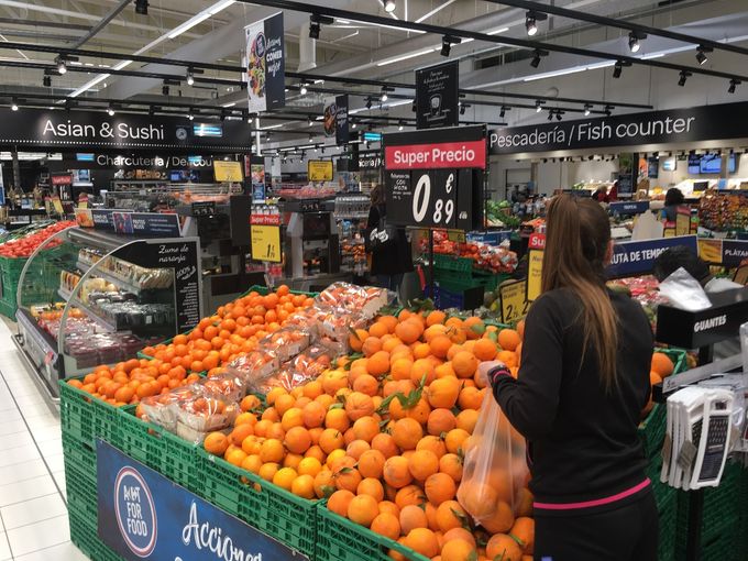 Ja in Spanje ondersteunen ze sterk  hun eigen fruit zoals het citrus . De winkels nemen ook geen te hoge marges op dit basisfruit. Appelsienen op een hoop spreekt de klanten aan.