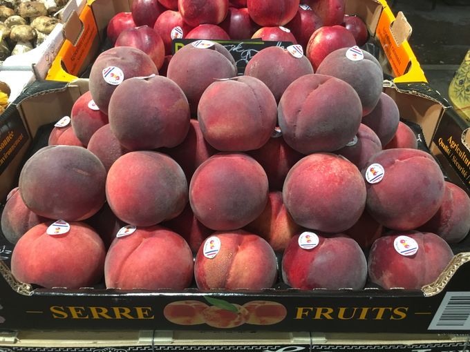Op de markt in Antibes vindt je als klant kwaliteit in steenfruit.