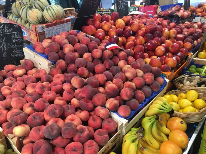 Ja op de markt in Frankrijk durven ze nog fruit laten zien, zelfs in september.