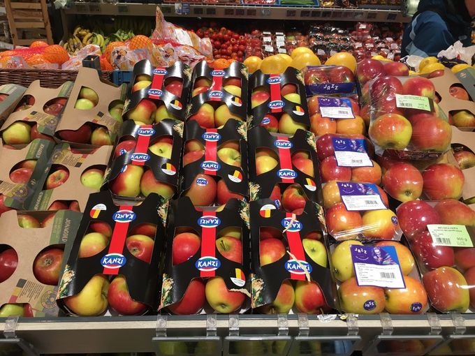 Gelukkig brengt de Belgische Kanzi appel  kleur tussen de kartonnen verpakkingen. 