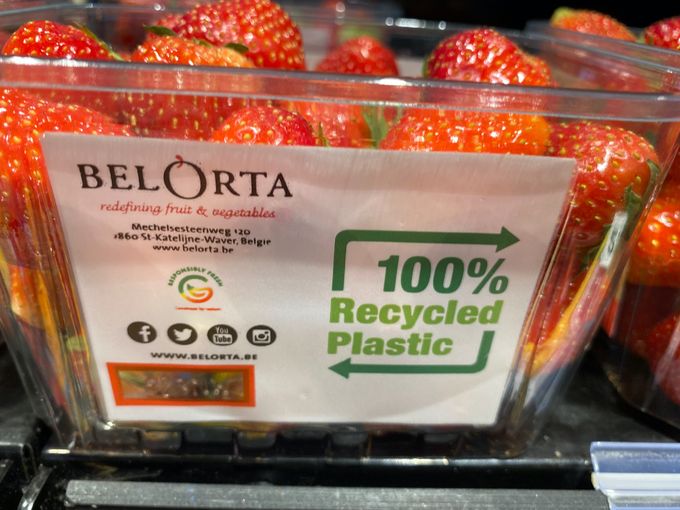 Alle bakjes van aardbeien bij veiling Belorta zijn gemaakt van gerecycleerde plastic en dat is een goede zaak voor ons milieu.