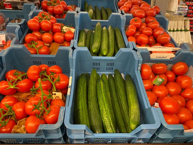 We adviseren om de komkommer steeds tussen de 2 dikste verkopers van tomaten te zetten. 
Komkommer en zijn maat tomaat.