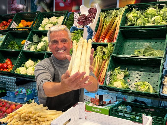 Ja Rudi op de markt in Antwerpen is een liefhebber en kenner van mooie en lekkere Belgische asperges.
