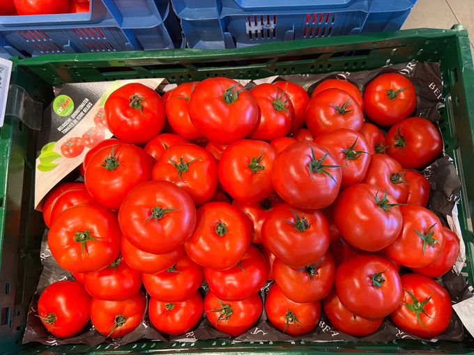 Belgische tomaten kunnen toch prachtig zijn he.
Hier volle grondtomaten van veiling Belorta verpakt onder merk Cebon van groep Wiliam De Wit.

 