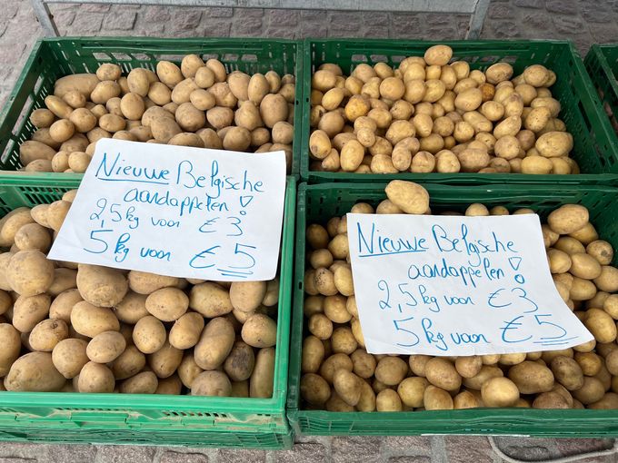 Nieuwe Belgische aardappelen op de markt. Spijtig dat de soort niet werd vermeld. 