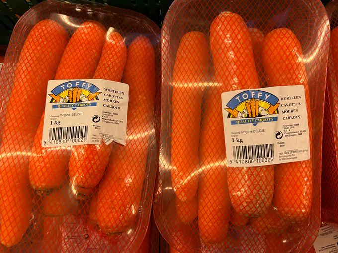 Een heel dikke verkoper inde supermarkt is het schaaltje van 1 kg wortelen.